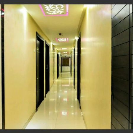 Skylawn Hotel Сурат Экстерьер фото
