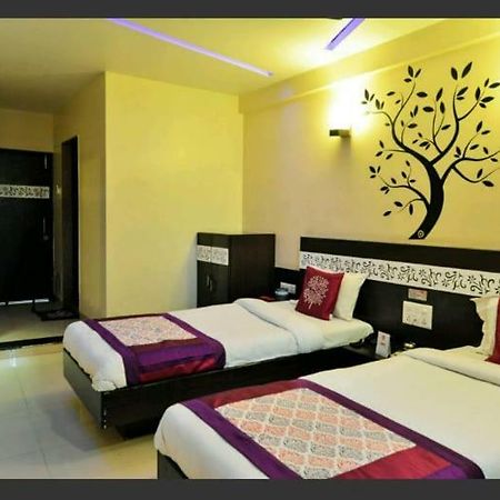 Skylawn Hotel Сурат Экстерьер фото