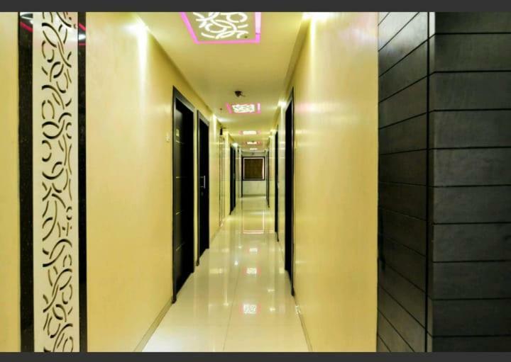 Skylawn Hotel Сурат Экстерьер фото