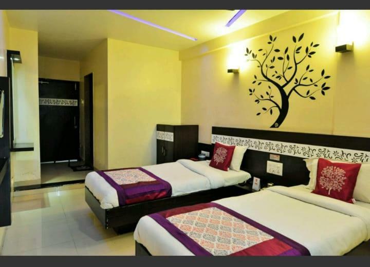 Skylawn Hotel Сурат Экстерьер фото